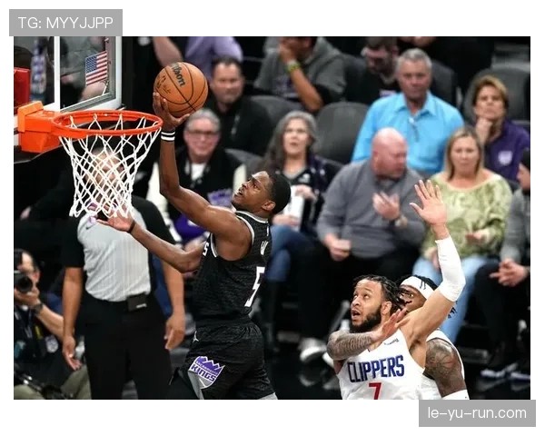 福克斯通过突破拉开空间提升国王关键时刻得分效率